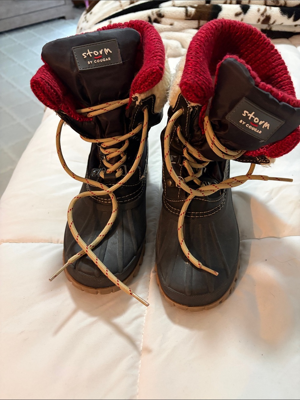 Warm quilted waterproof lower boots.
